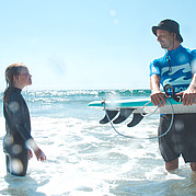 Papa surf avec sa fille surf
