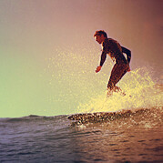 Surfer avec un longboard