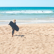 Boogie board sous surveillance pendant que les parents sont au cours de surf