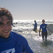 des surfeurs heureux