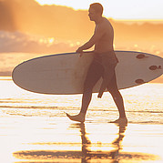 Surfer au coucher du soleil