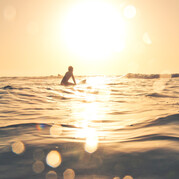 petit surfeur attend la prochaine vague