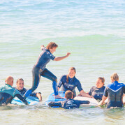 Rires, courses, jeux – même les plus petits s’amusent pendant nos cours de surf en famille.