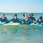 famille de surfeurs heureuse