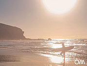 Surfeurs au coucher du soleil à La Pared