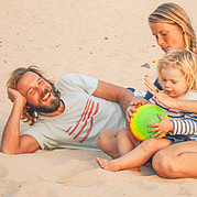 Surfcamp familial Fuerteventura, jeune famille à la plage