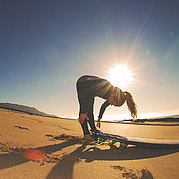 yoga léger avant le cours de surf