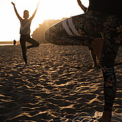 Surfcamp en famille, yoga sur la plage