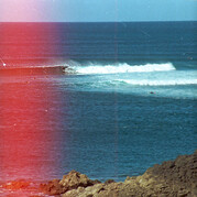 Surfer dans des vagues propres