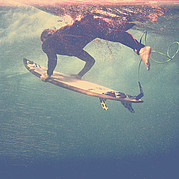 Surf, le surfeur fait duck dive