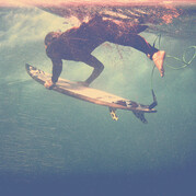 Surf, le surfeur fait duck dive