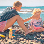 Garde d'enfants sur la plage