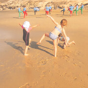 Les enfants regardent le cours de surf