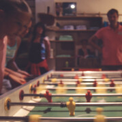 Camp de surf en famille, tournoi de baby-foot