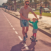 Familles Surfcamp Fuerteventura, enfant fait du skateboard sur la promenade