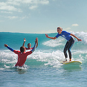 High Five avec le moniteur de surf