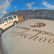 Planches de surf sur un Landrover – notre flotte 4x4 t’amène aux meilleurs spots de surf de Fuerteventura.