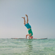 Stand de tête sur le SUP